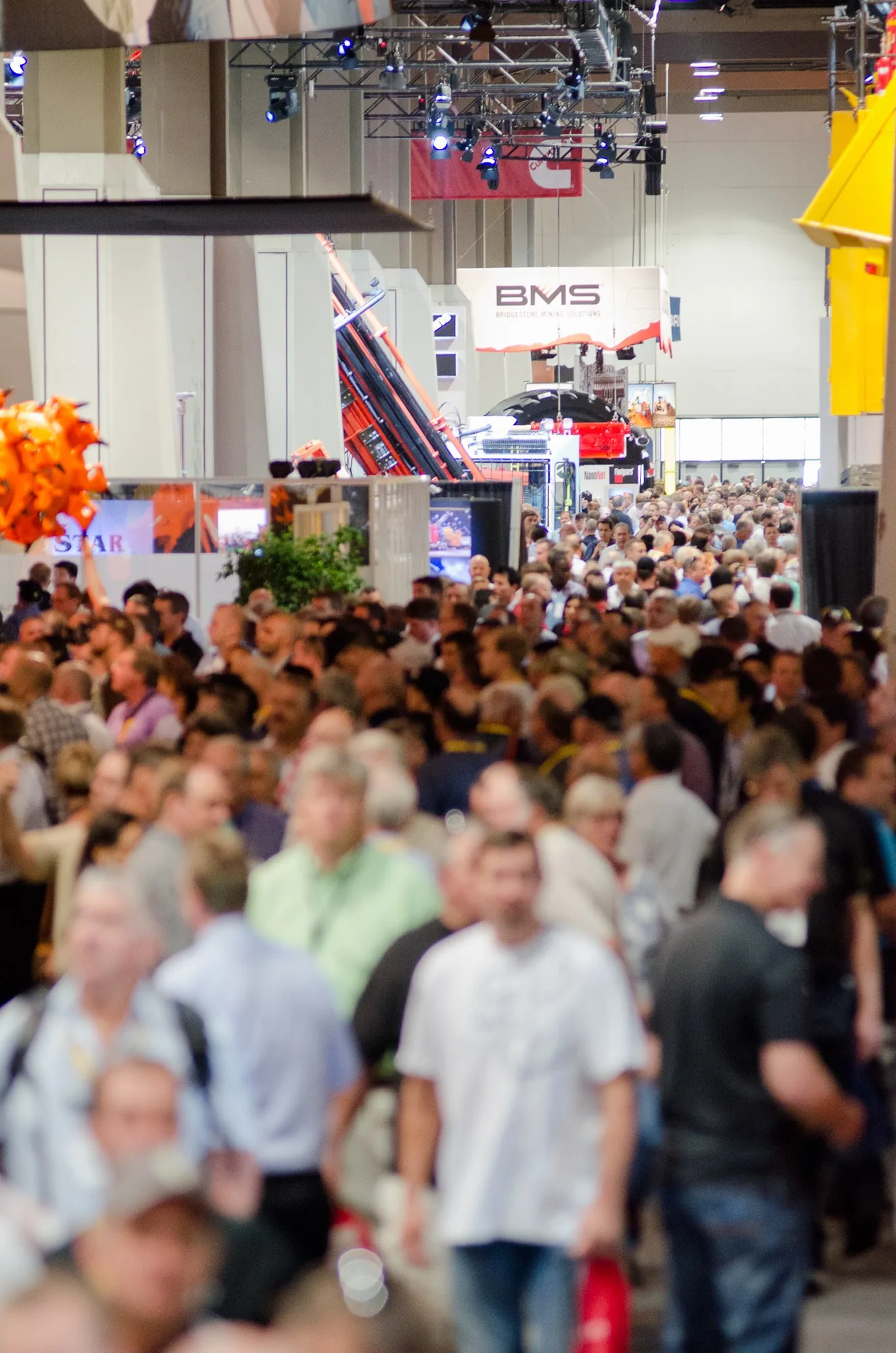 Delegates filling the exhibition floor at a busy trade show, corporate event photography by Hector's Eye